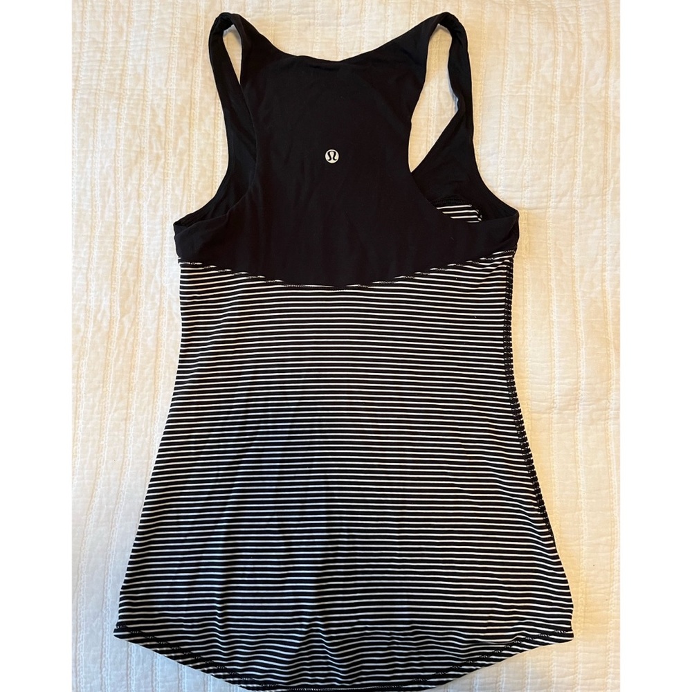 Lululemon workout top scoop neck size 4